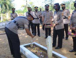 Dalam Rangka Hari Bhayangkara Ke-75, Polres Muaro Jambi Gelar Ziarah Dan Tabur Bunga