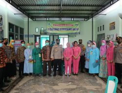 Kapolres Muaro Jambi AKBP.Ardiyanto.SIK.MH Bersama Ketua Bhayangkari Cabang Muaro Jambi Meninjau Pelaksanaan Vaksinasi Masal Pencegahan Virus Covid-19