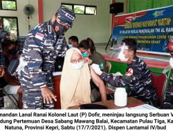 Serbuan Vaksinasi TNI : Lanal Ranai Kirim Tim Vaksinator ke Pulau Tiga 