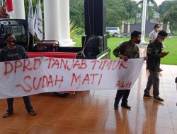 Di Depan Gedung DPRD Tanjabtim Dedi Saputra Bacakan Puisi” Dewan Mati atau Sunyi”
