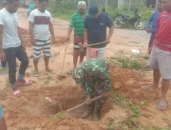 Tepis Ancaman Banjir, Babinsa Bangun Saluran Air di Ibukota Bobong