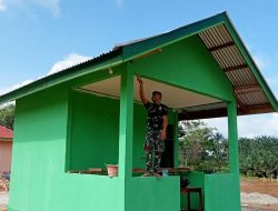 Terlihat Belum Rapi, Satgas TMMD Putuskan Rapikan Cat Plafon Poskamling