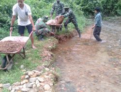 Anggota Satgas TMMD Lakukan Komsos Ke Usaha Kerikil Sungai Milik Warga
