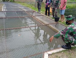 Anggota Satgas TMMD Belajar Bersama Warga Mengenai Pembibitan Ikan
