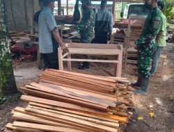 Anggota Satgas TMMD Mengunjungi Usaha Pengrajin Kayu