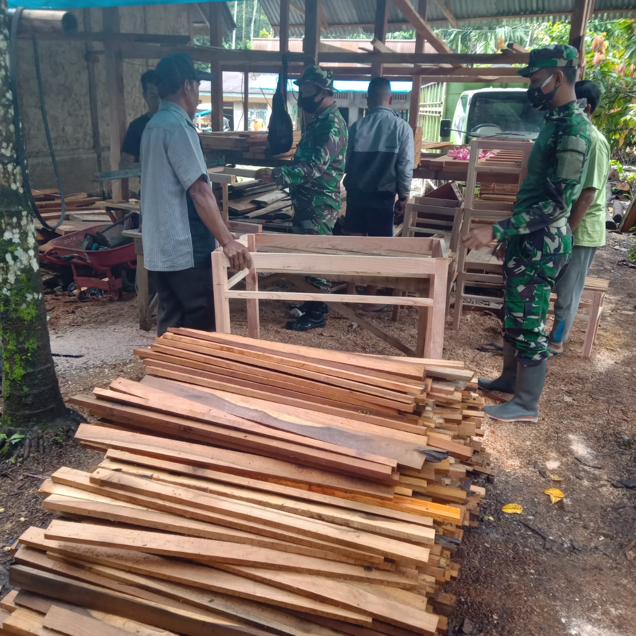 Anggota Satgas TMMD Mengunjungi Usaha  Pengrajin Kayu  