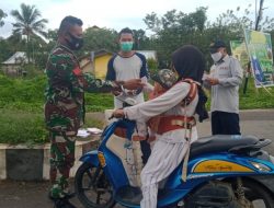 Imbauan Prokes, Babinsa Bagi-bagi Masker Gratis