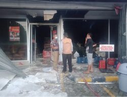 Alfamidi Ampere Terbakar , Karyawan Lompat Dari Atas Atap