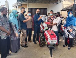 H.Nurkhalis Dt.Bijo dirajo Bagikan Alsintan kepada 17 Keltan Luak Limopuluah