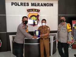 Dinas Kehutanan Propinsi Jambi Melalui UPTD Kphp Berikan Piagam Penghargaan Kepada Kapolres Merangin