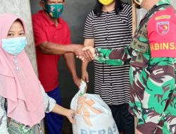 Babinsa Bagikan Sembako ke Warga Terdampak COVID-19 di Taliabu