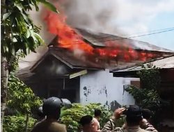 Video : Satu Unit Rumah Terbakar di Tanjung Unggat, DPKP Tanjungpinang Kerahkan 4 Mobil Damkar