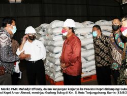 Gubernur Kepri Dampingi Menko PMK : Tinjau Gudang Bulog Hingga Bagikan Sembako di Tanjung Unggat