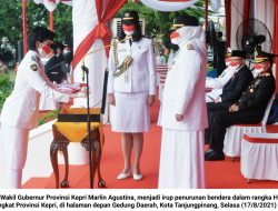 Marlin Agustina Irup Penurunan Bendera HUT RI ke-76 Tingkat Provinsi Kepri