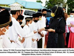 Kunjungi Ponpes dan Panti Asuhan di Bintan, TP-PKK Kepri Berikan Santunan 