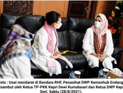 Penasihat DWP Kemenhub dan Ketua TP-PKK Kepri Berbagi Sembako di Bandara RHF