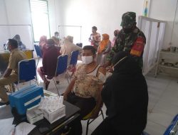 Babinsa Tamhir Dampingi Warga Vaksinasi