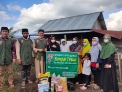 Gerakan Jum’at Berkah (GJB) Sungai Tebal Membagikan Sembako Untuk Yang Berhak Menerima