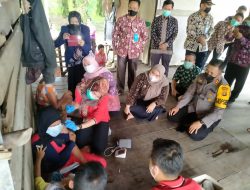 Kapolres Muaro Jambi Dampingi Warga SAD Suntik Vaksin