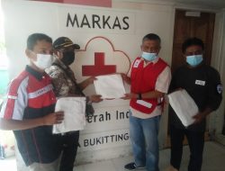 FPII Korwil Bukittinggi – Agam Salurkan Bantuan Baju APD ke PMI Kota Bukittinggi