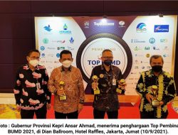 Gubernur Kepri Terima Penghargaan Top Pembina BUMD 2021 