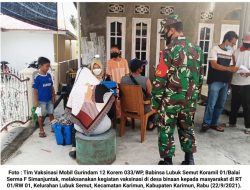 Tim Vaksinasi Mobil Gurindam 12 Korem 033/WP bersama Babinsa Lubuk Semut Laksanakan Vaksinasi