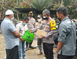 Ramaini Korban Kebakaran Di Kel Mampun Tabir Terima Bantuan Dari Kapolres Merangin