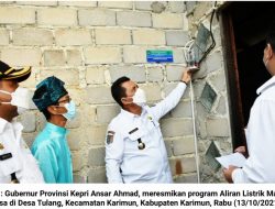 Hari Jadi Karimun ke-22: Ansar Ahmad Resmikan Listrik Masuk Desa di Desa Tulang
