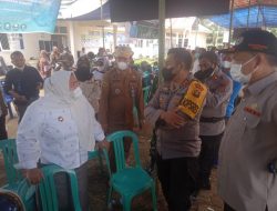 Polres Muaro Jambi Beserta Dinas Kesehatan Menyelenggarakan Vaksin Masal Di Kecamatan Kumpeh