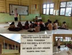 Kurang Lebih Dua Tahun Murid SMP Satap  (Satu Atap) 4 Merangin Belajar Duduk Di Lantai