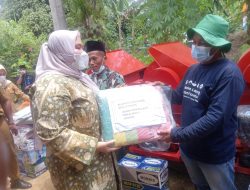 Bupati Muaro Jambi Hj Masna Busro Menyerahkan Alat Pertanian Secara Simbolis