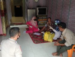 Ipda Wiwik Utomo Kasubsektor Taman Rajo Pimpin Langsung Vaksin Door To Door di Dusun 1 Desa Teluk Jambu