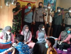 Wahyu Plt Lurah Teluk Dawan Laksanakan Vaksin Di Rumah Kediaman RT Setempat