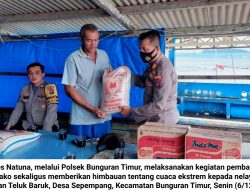 Polsek Bunguran Timur Sampaikan Himbauan Cuaca Ekstrem dan Bagikan Sembako pada Nelayan