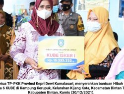 Dewi Kumalasari Serahkan Bantuan Hibah UMKM pada 6 KUBe