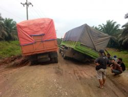 Ruas Jalan Air Molek – Peranap Rusak Parah Seperti “Bubur”