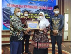 Bupati Muaro Jambi Hj, Masna Busro, Terima Langsung Piagam Opini WTP Yang Ke 5 Di Aula Rumah Dinas Bupati
