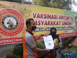 AKP Edih Selaku Kasi Humas Polres Merangin Memberikan Himbauan dan Pimpin Langsung Pengecekan Kartu Vaksin di Pos Lantas Simpang Pemda Merangin