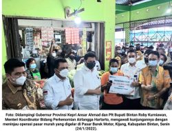 Airlangga Tinjau Operasi Pasar Murah di Barek Motor