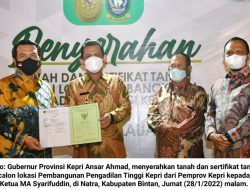 Pembangunan PTA dan PT: Gubernur Kepri Serahkan Sertifikat Lahan pada Ketua MA
