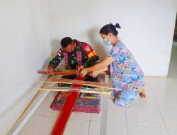 Lestarikan Budaya Tenun Khas Dayak Anggota Satgas Yonif 144/Jy Bersama Warga di Perbatasan