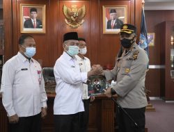 Kapolres Merangin Memberikan Cinderamata Kepada Bupati Merangin Berupa Buku Bertajuk Polisi Melangun