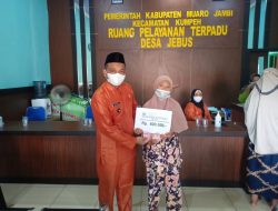 Kepala Desa Jebus Jamaludin Berikan BLT DD Tahap 1 Dan 2 Secara Simbolis Kepada KPM Di Aula Kantor Desa