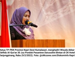 Dewi Kumalasari Hadiri Wisuda Akbar Tahfidz Ponpes Darussilmi