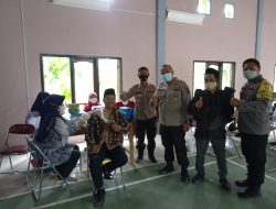 Kabag Sumda Polres Muaro Jambi Akp Irwandi Dan Kapolsek Kumpeh Ilir Akp Dedi Subandi Menghimbau, Ayo Vaksin Karna Vaksin Itu Sehat