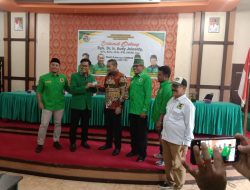 H.Erwin Yunaz menerima Brevet Anggota PPP yang disematkan oleh Ir. Audy Joinaldi