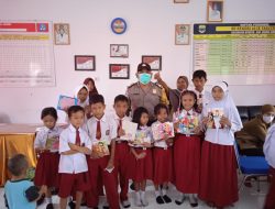 Bhabinkamtibmas Polsek Kumpeh Ilir Bersama Kaperwil Media cMczone.com Perwakilan Jambi Monitoring Vaksin Di 2 SD Negeri