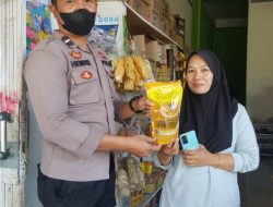 Anggota Sat Binmas Mengecek Ketersediaan Minyak Goreng Dikecamatan Sungai Gelam