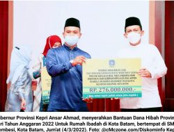 Ansar Ahmad Serahkan Bantuan Hibah untuk Rumah Ibadah Se-Kota Batam