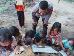 Dua Bintara Polda Jambi Keturunan SAD Mengumpul Kan Anak-anak SAD Setempat Untuk Belajar Bersama
